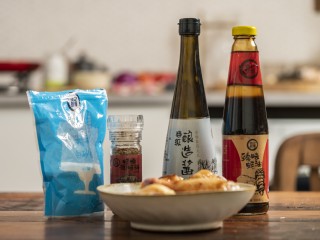 3、深秋果香蜜鸡腿,将蚝油、酱油、白砂糖、烧烤调味料依次倒在鸡琵琶腿上。