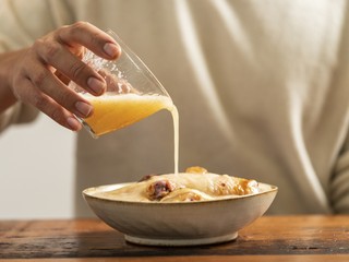 4、深秋果香蜜鸡腿,然后将刚打好的果汁倒在鸡琵琶腿上，让鸡琵琶腿完全浸泡其中。