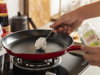 6、深秋果香蜜鸡腿,将铸铁平底煎锅烧热，加入椰子油。