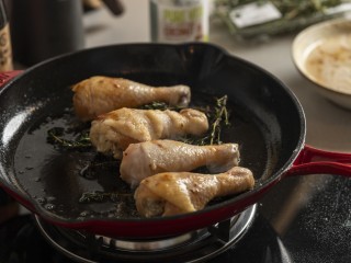 7、深秋果香蜜鸡腿,撒上百里香，放入腌好的鸡琵琶腿。