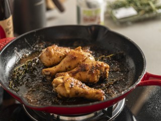 8、深秋果香蜜鸡腿,铸铁锅的材质能传热快速且均匀，不要翻动，大约煎3分钟，待一面焦黄，再翻另一面，煎至两面金黄即可。