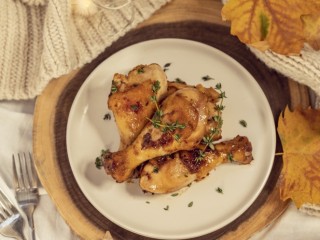 9、深秋果香蜜鸡腿,最后装盘，用新鲜的百里香作为点缀。