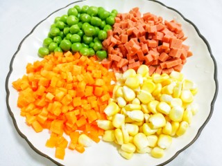 2、无敌好吃却不正宗的扬州炒饭,所有食材清洗干净,胡萝卜、火腿肠、大蒜、墨鱼切碎粒,葱切葱花。