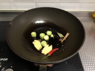 4、里脊肉干（孜然味）,起锅热油，放入葱姜，辣椒，桂皮，八角，香叶，花椒炒香