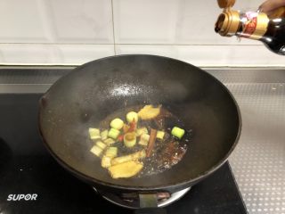 5、里脊肉干（孜然味）,倒入味极鲜和红烧酱油