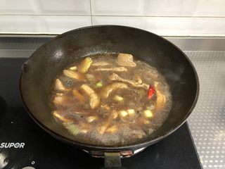 7、里脊肉干（孜然味）,加入稍多清水煮沸