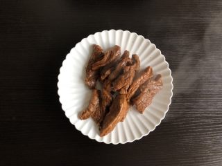 11、里脊肉干（孜然味）,将肉条盛出