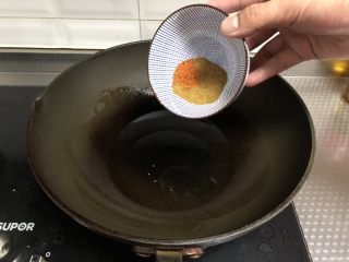 12、里脊肉干（孜然味）,另起锅热油，倒入孜然粉和辣椒粉炒匀