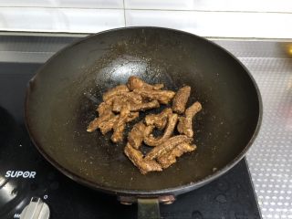 13、里脊肉干（孜然味）,倒入肉条翻炒均匀关火