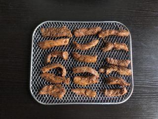 14、里脊肉干（孜然味）,将肉条摆入烤架，放入烘干机，70度烘烤5-6小时即可