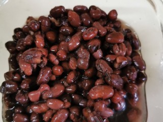 2、爽滑马蹄糕（红豆糕）,红豆提前一晚煮好，煮的火侯要控制好，红豆绵淋，还是粒粒完整。（我是用焖烧锅，大火把红豆煮30分钟，放进焖烧锅3小时，出来的红豆非常漂亮）。
