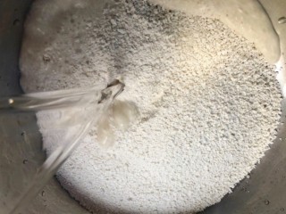 3、爽滑马蹄糕（红豆糕）,马蹄粉放大容器里，先加500克清水，均匀搅拌开成粉桨。