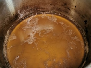 4、爽滑马蹄糕（红豆糕）,剩下的1000克水倒入锅，加入冰片糖，中火煮成糖水，关火放凉到80度。