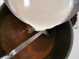 6、爽滑马蹄糕（红豆糕）,等十分钟后，刚刚混一起的粉桨，已经分层了，把上面的三分之一，倒进锅里，慢火不停搅拌均匀，煮成马蹄糊。关火等马蹄糊放凉，大概80度，再把温热的马蹄糊（熟桨）倒入剩下的三分之二粉桨（生桨）快速搅拌均匀。