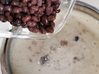 7、爽滑马蹄糕（红豆糕）,这时候可以加入红豆或者马蹄碎，增加点口感。