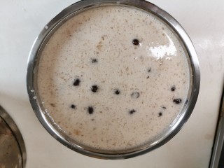 8、爽滑马蹄糕（红豆糕）,调好的生熟粉桨，放入锅内，水开后隔水大火蒸20分钟，我是分两盘，如果用大盘一次蒸，要蒸30分钟。