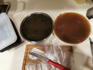 11、爽滑马蹄糕（红豆糕）,一定要放凉后，才用刀分切，刀上沾点饮用水，要么会粘刀。