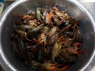 4、原味小龙虾,装盘待用。