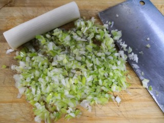 5、原味小龙虾,大葱切颗粒。