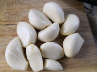 6、原味小龙虾,大蒜切颗粒。