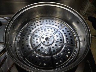 8、原味小龙虾,待水煮开,一定要煮开,否则虾肉易老化。