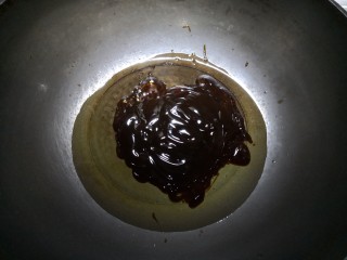 11、原味小龙虾,起油锅,放入蚝油。