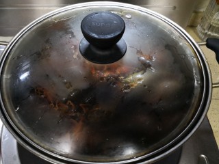 10、原味小龙虾,大火煮8分钟(水烧开后)。