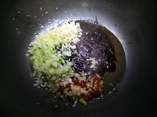 12、原味小龙虾,放入蒜粒、大葱、剁椒、盐、糖、鲜酱油。