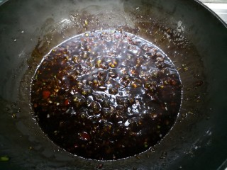 13、原味小龙虾,均匀搅拌,烧开待用。