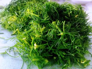 1、茴香苗鸡蛋饼,所有的食材准备好，茴香清洗干净，切成碎末。