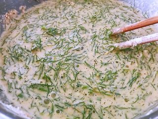 4、茴香苗鸡蛋饼,加入五香粉和盐，缓缓的倒入水，一面倒一面搅，不要一次性倒太多了，以防面糊太稀，故意做成厚点的面饼，所以放的水少一点，如果想要面饼薄一点，水稍微多一点点。这儿盐不要放多了，因为茴香苗是有名的高钠蔬菜，会有一股淡淡的咸味儿，如果像做普通鸡蛋饼一样加盐的话，盐就会超标，钠的摄入量就会大大的增加，所以放盐的时候一定要注意少量。