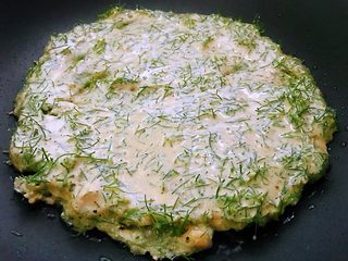 5、茴香苗鸡蛋饼,不粘平底锅中，放入少量的油，小火，倒入一勺面糊，摊开来成圆形，煎至底部金黄之后翻面煎另一面至金黄，就熟了。