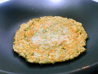 6、茴香苗鸡蛋饼,由于煎的时候面饼较大，吃的时候稍微放凉，切成小块儿会更方便。