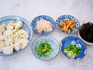 1、酸汤馄饨,准备好材料