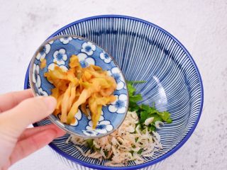 5、酸汤馄饨,加入榨菜