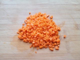 1、豆腐鸡蛋羹,胡萝卜洗干净切成小丁。