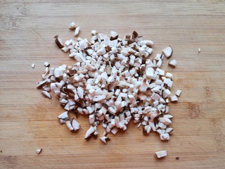 2、豆腐鸡蛋羹,香菇洗干净切成小丁。