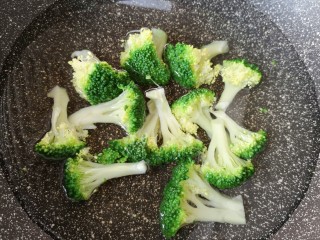 3、豆腐鸡蛋羹,西蓝花切成小朵，用开水烫一下。