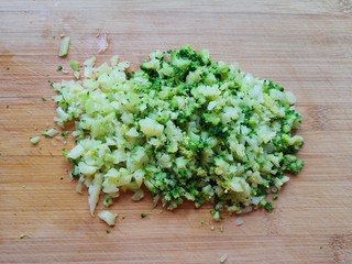 4、豆腐鸡蛋羹,捞出过凉水，控一下水分切碎。