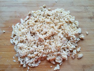 5、豆腐鸡蛋羹,冻豆腐自然解冻切碎。