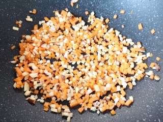 6、豆腐鸡蛋羹,炒锅内倒少许食用油烧热，下入胡萝卜香菇丁翻炒均匀。