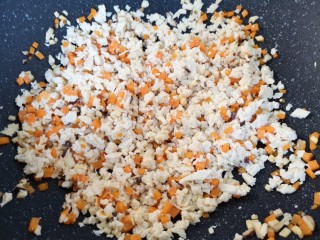 7、豆腐鸡蛋羹,下入豆腐碎翻炒均匀。