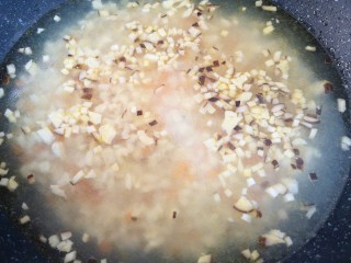 8、豆腐鸡蛋羹,加入开水搅拌均匀。