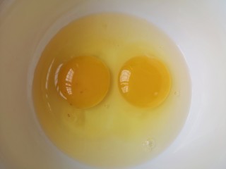 11、豆腐鸡蛋羹,鸡蛋打散。