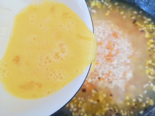 12、豆腐鸡蛋羹,将蛋液倒入汤里，快递搅拌均匀。