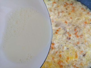 13、豆腐鸡蛋羹,加入水淀粉搅拌均匀。