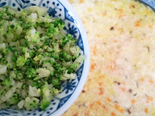 15、豆腐鸡蛋羹,下入西蓝花碎搅拌均匀。