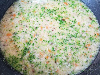 16、豆腐鸡蛋羹,烧开即可关火。