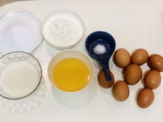 1、软软嫩嫩入口即化的古早蛋糕‼️(抖臀蛋糕⁉️),先把所有材料准备好,以免一会手忙脚乱。