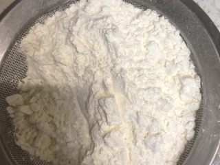 3、软软嫩嫩入口即化的古早蛋糕‼️(抖臀蛋糕⁉️),低筋粉过筛加入热玉米油中。Z字型搅拌均匀(不要打圈以免起筋)放一旁晾凉备用。